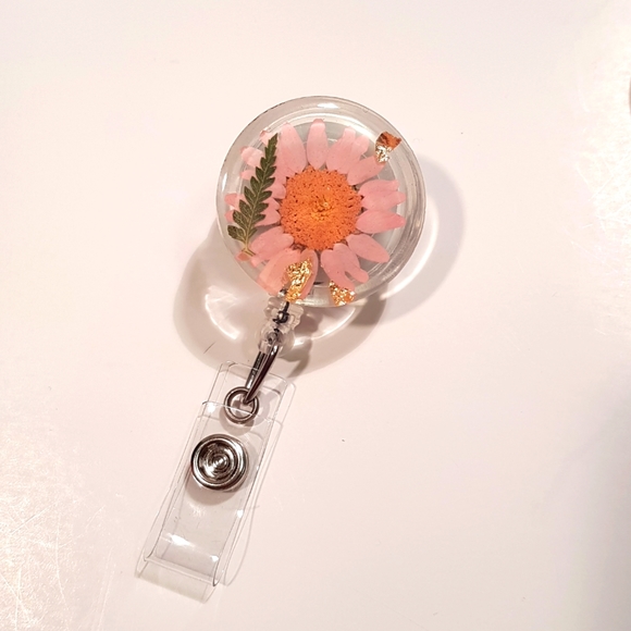 Badge Reel Light Pink Daisy Dried Pressed Flower ( Hand Made) - Picture 3 of 3